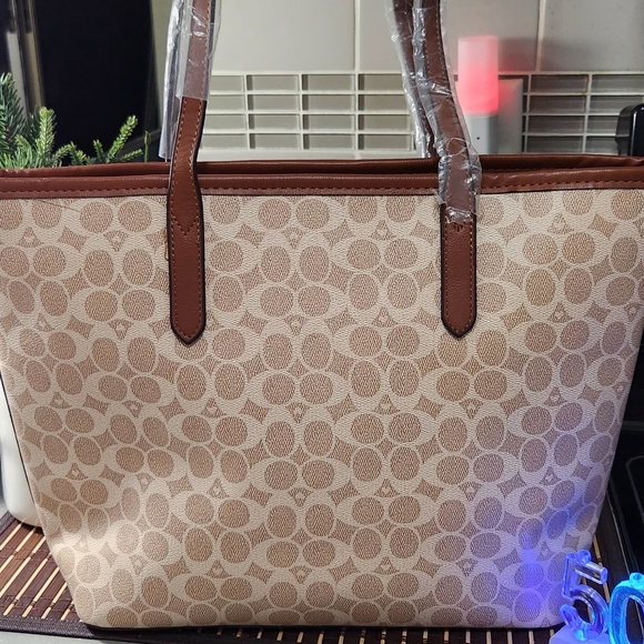 Fashion tote bag. - Picture 2 of 4